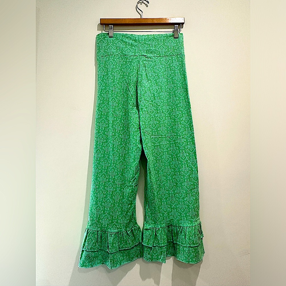 Damask Ruffle Capri - Picture 3 of 6